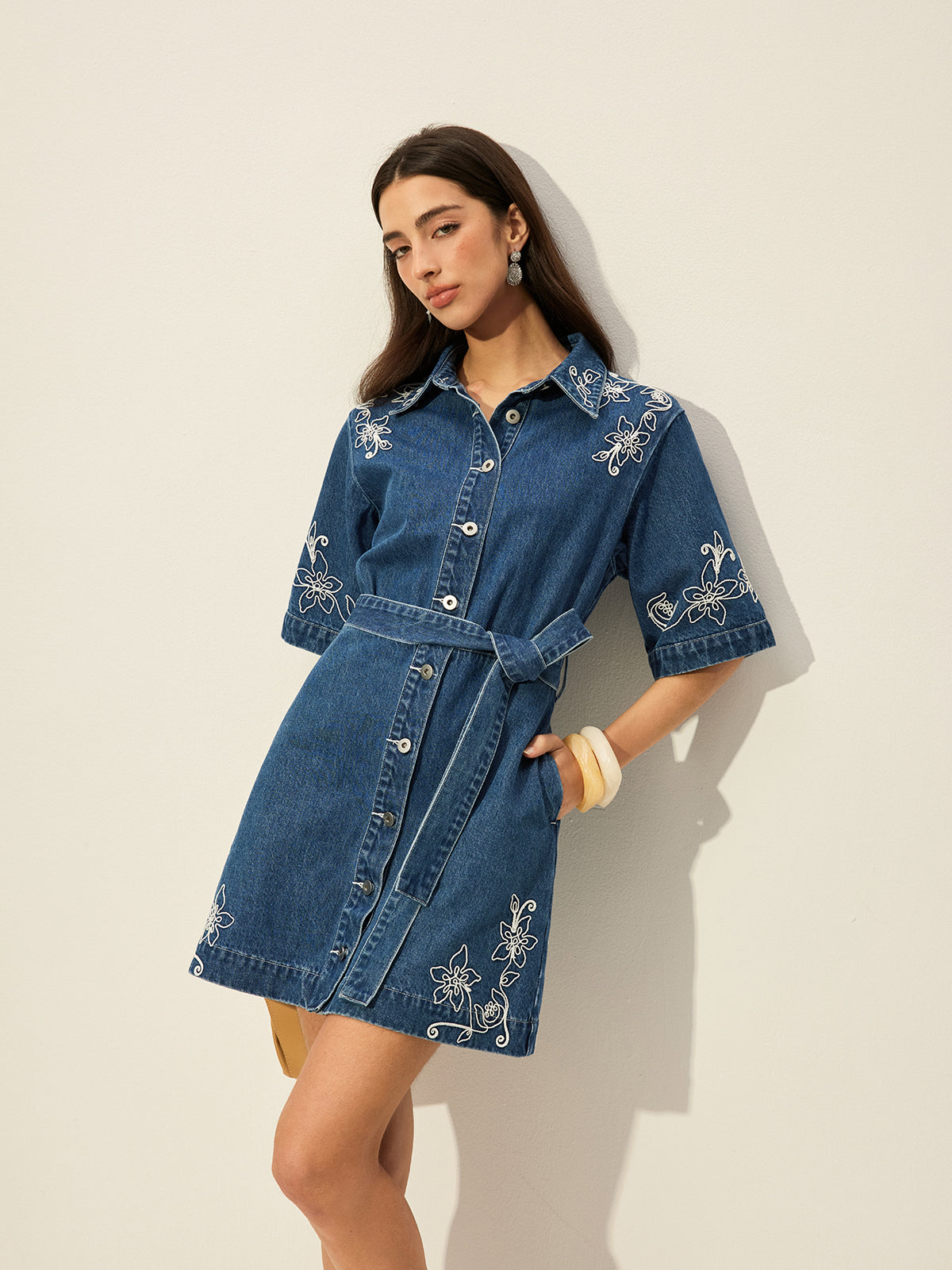 Robe chemise en jean brodée avec ceinture