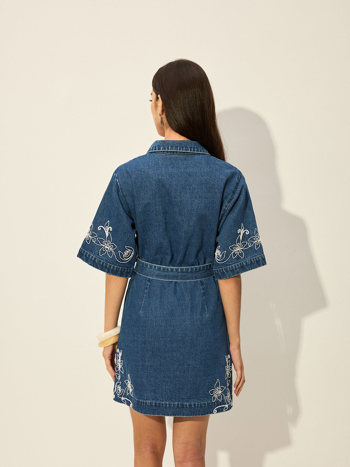 Robe chemise en jean brodée avec ceinture