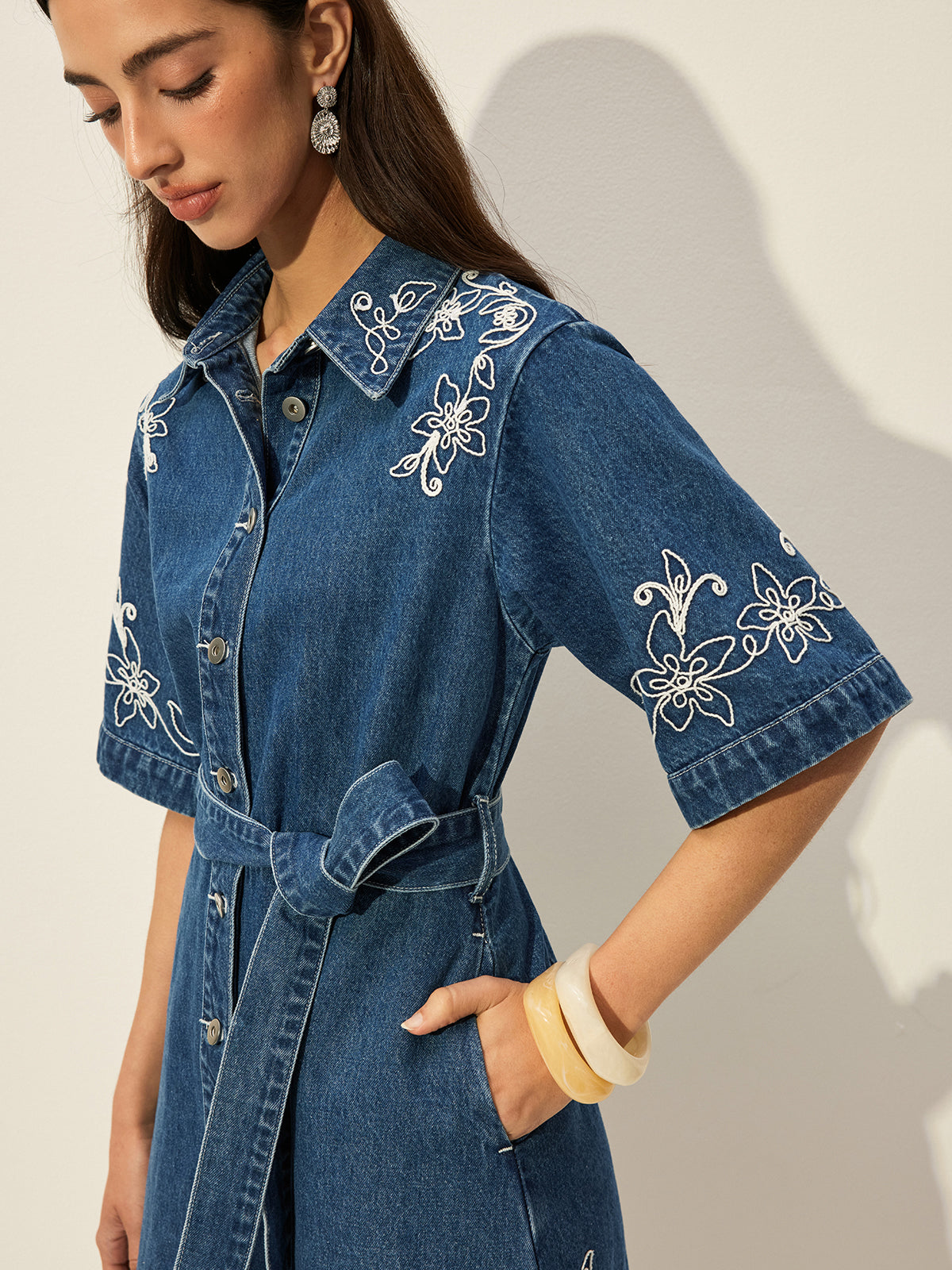 Robe chemise en jean brodée avec ceinture