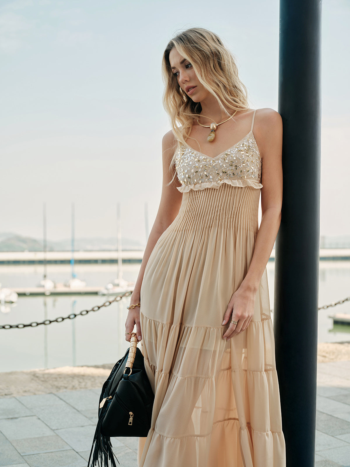 Robe étagée bustier brodé semi-transparent