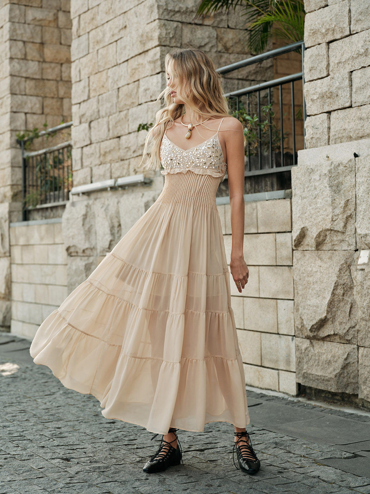 Robe étagée bustier brodé semi-transparent