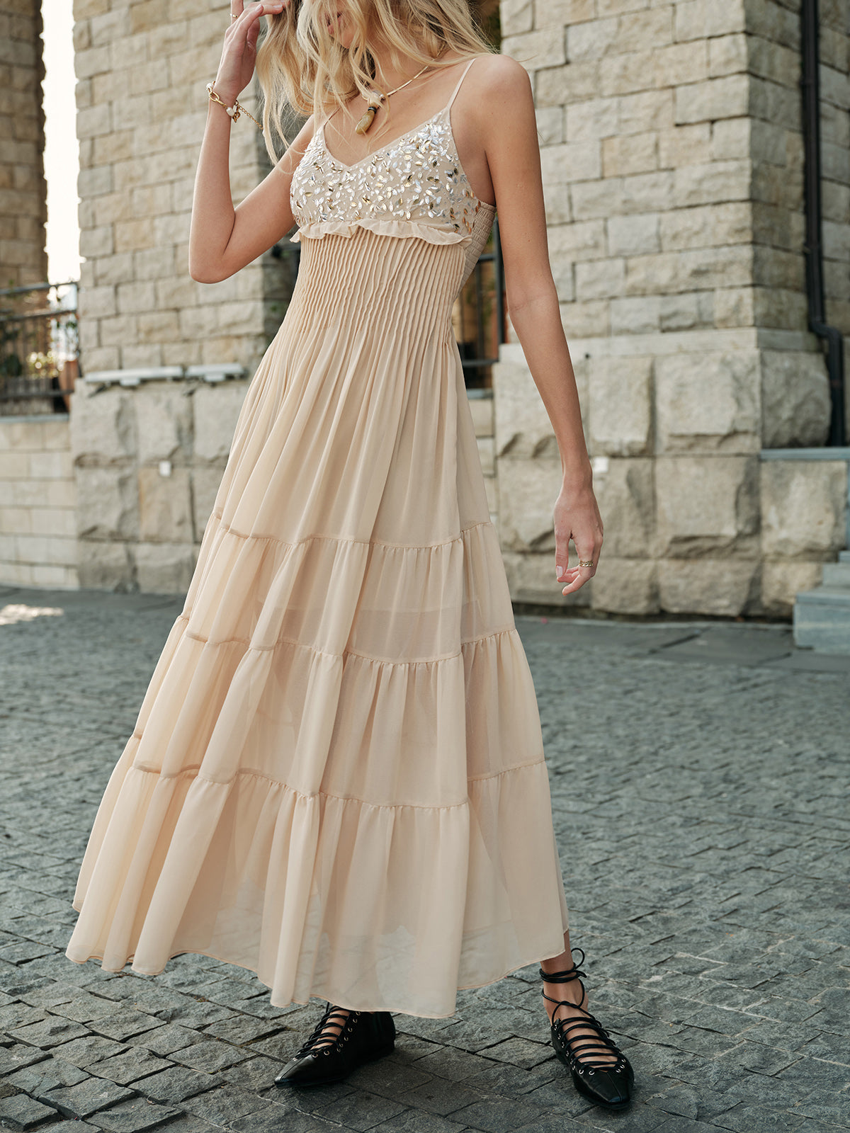 Robe étagée bustier brodé semi-transparent