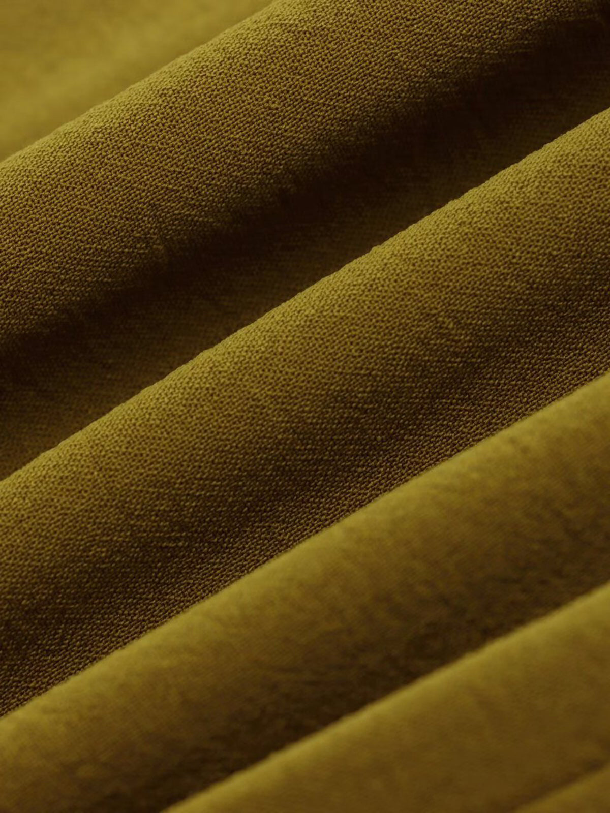 Ärmelloses Kleid mit Metalldetails, geraffter Taille und Schlitz