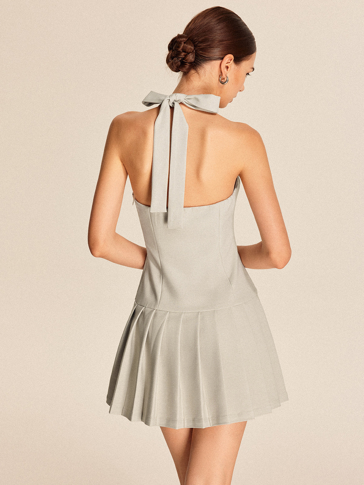 Robe courte plissée à col montant et fermeture éclair métallique