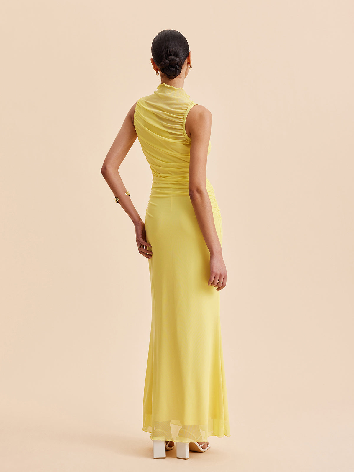 Ärmelloses Kleid mit Raffungen aus Mesh