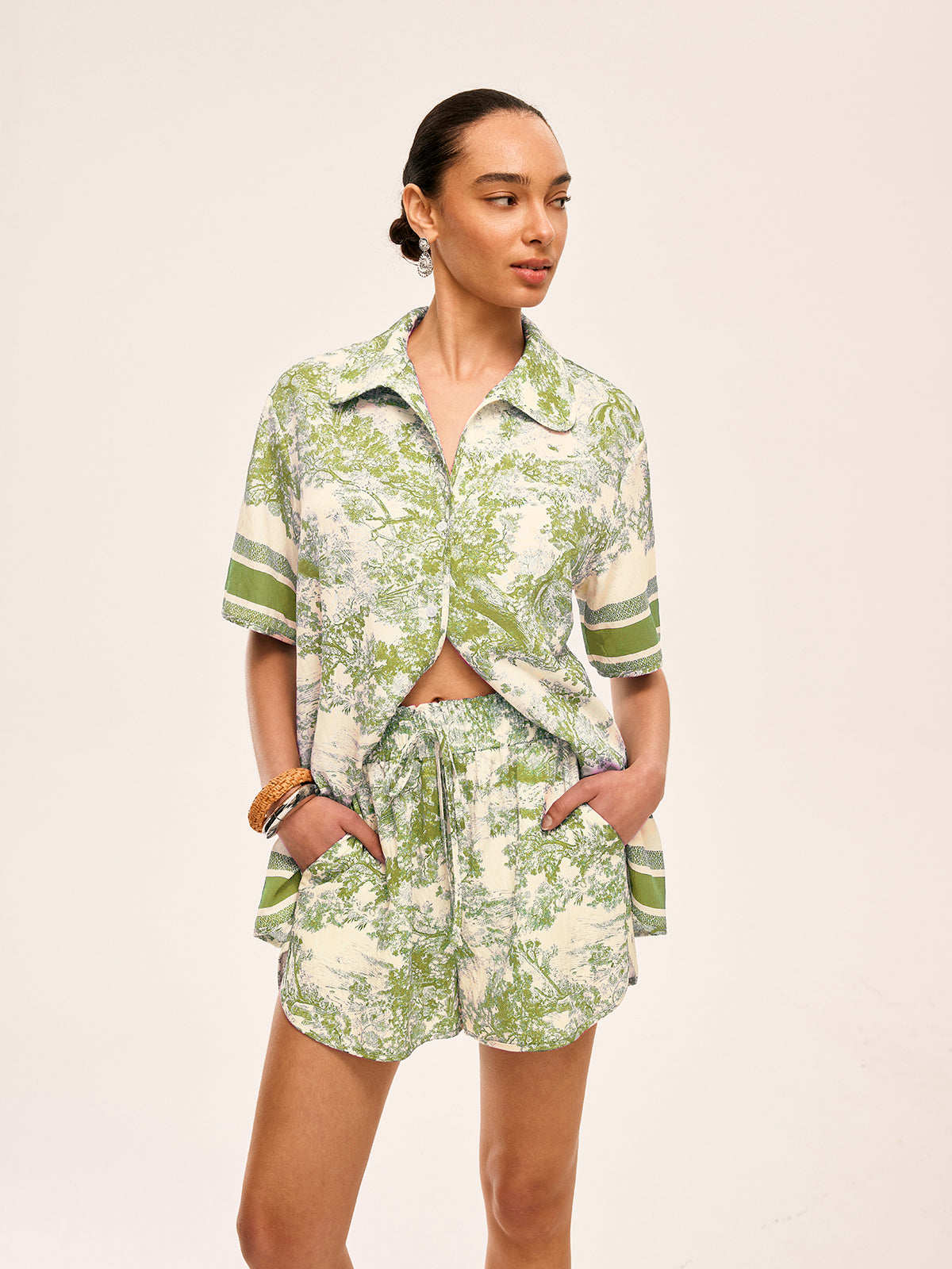 Bedrucktes Set mit Shorts und Kontrastbesatz