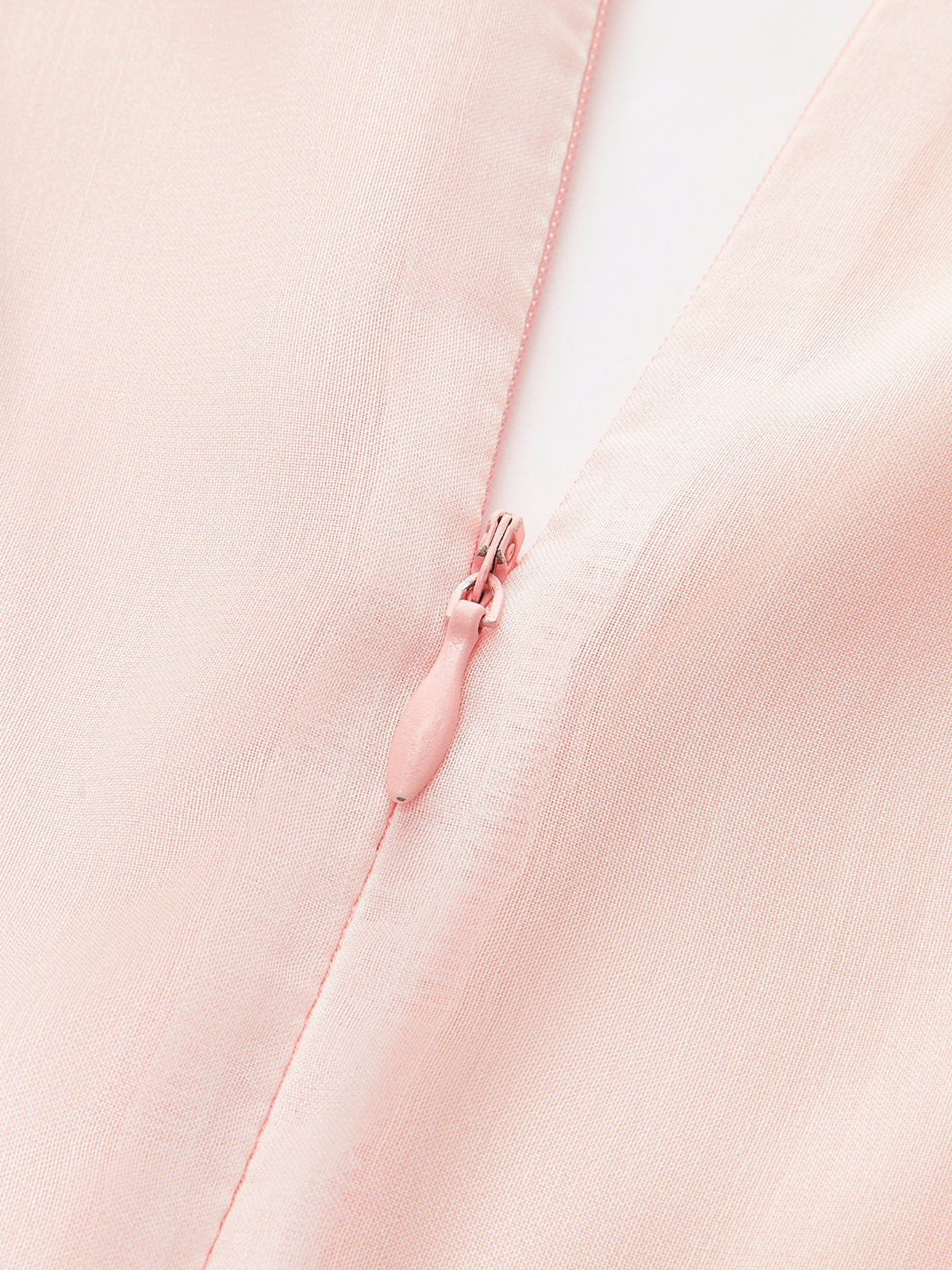 Halbtransparentes, geblümtes Kleid mit Ballonärmeln und Bindedetail