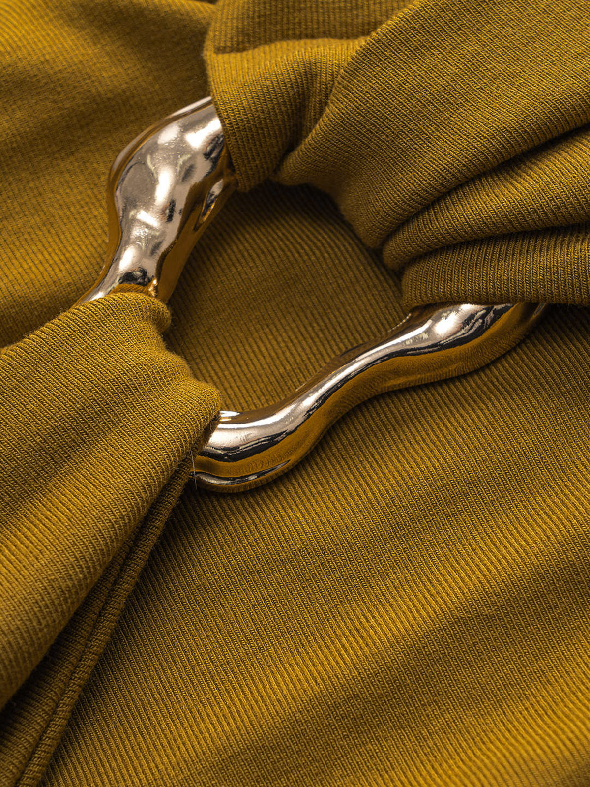 Haut asymétrique à devant torsadé