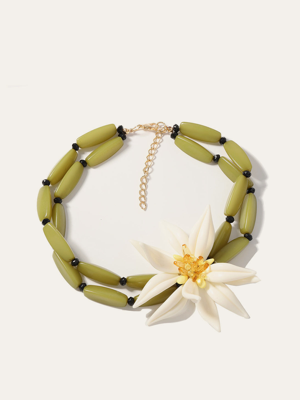 Armband mit Perlen und floralen Details