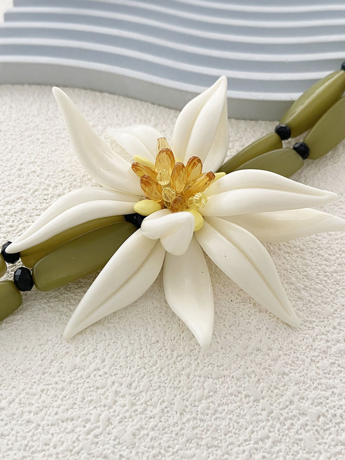 Armband mit Perlen und floralen Details