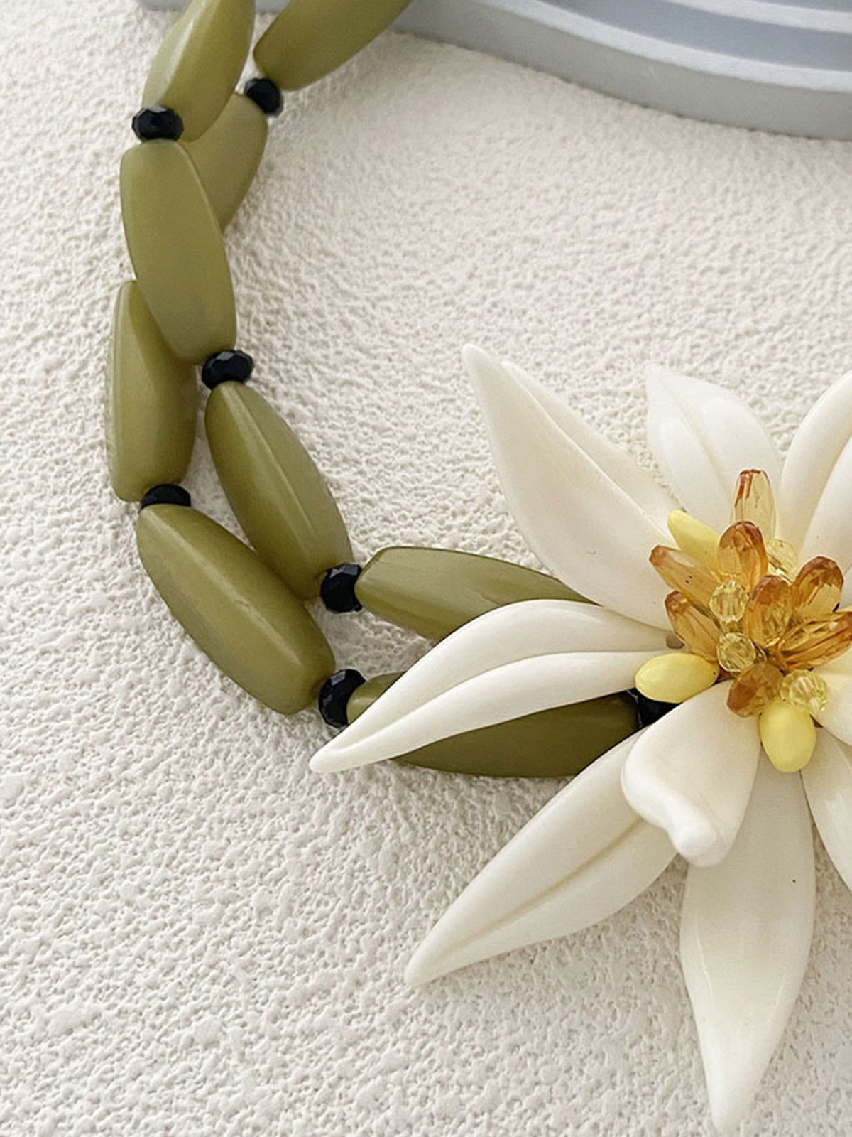 Armband mit Perlen und floralen Details