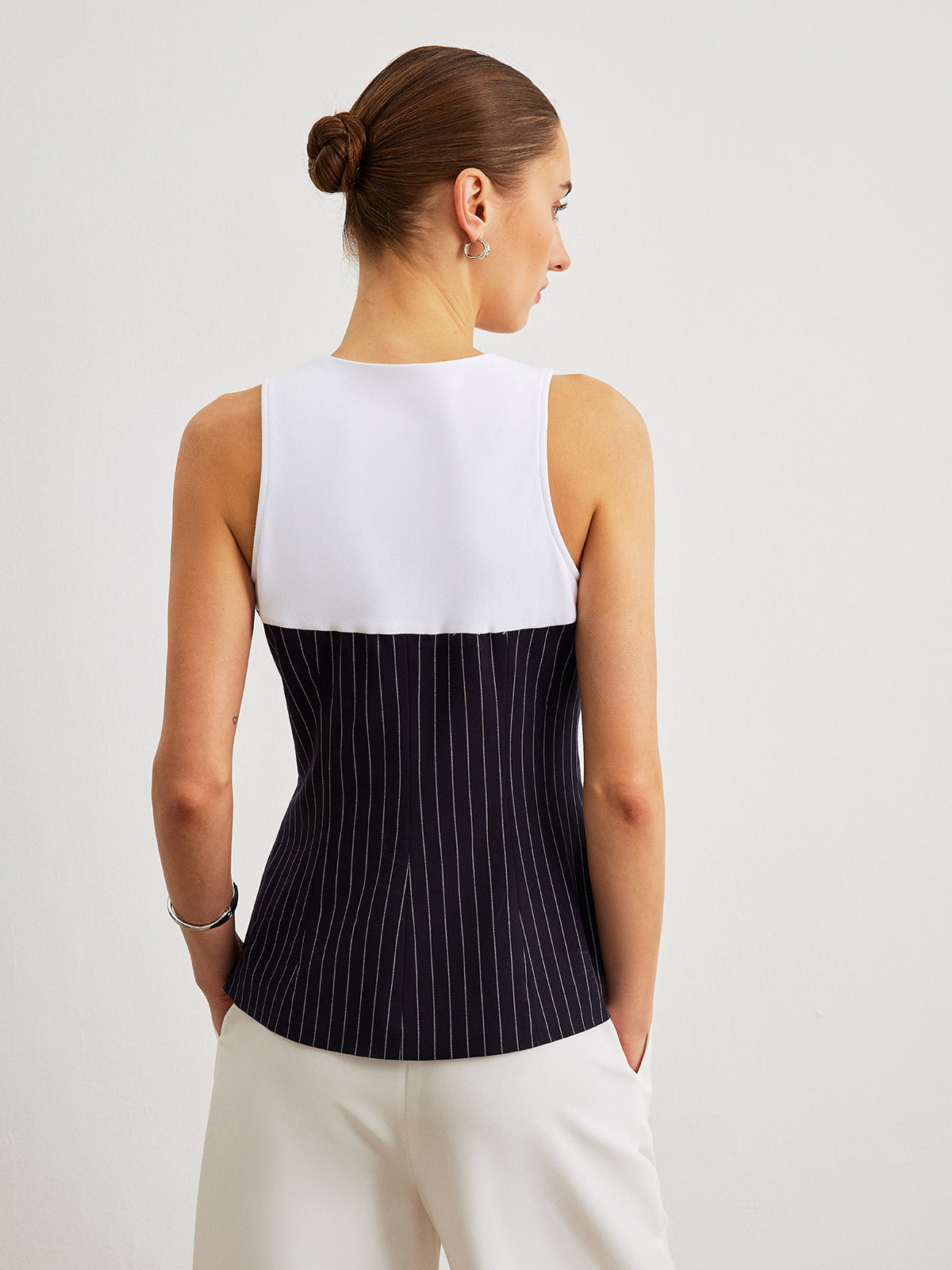 Nadelstreifen-Top mit Knopfdetails und Ziertaschen