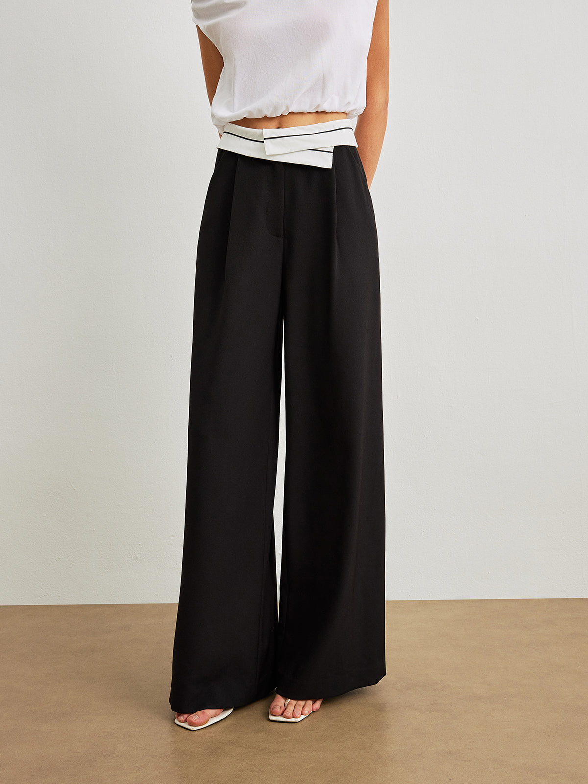 Hose mit mittlerer Leibhöhe, Taschen und kontrastierendem Bund