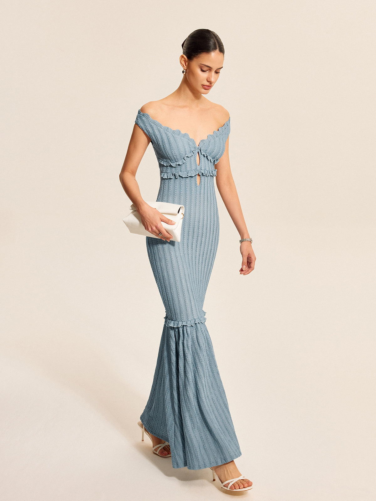 Kleid mit schulterfreiem Rüschenausschnitt