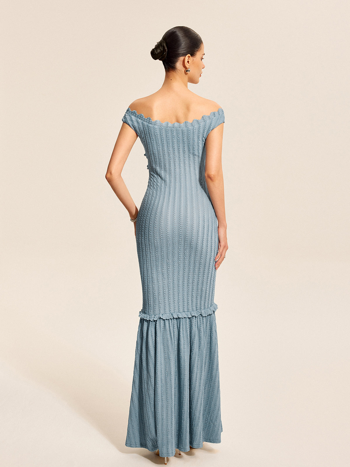 Kleid mit schulterfreiem Rüschenausschnitt