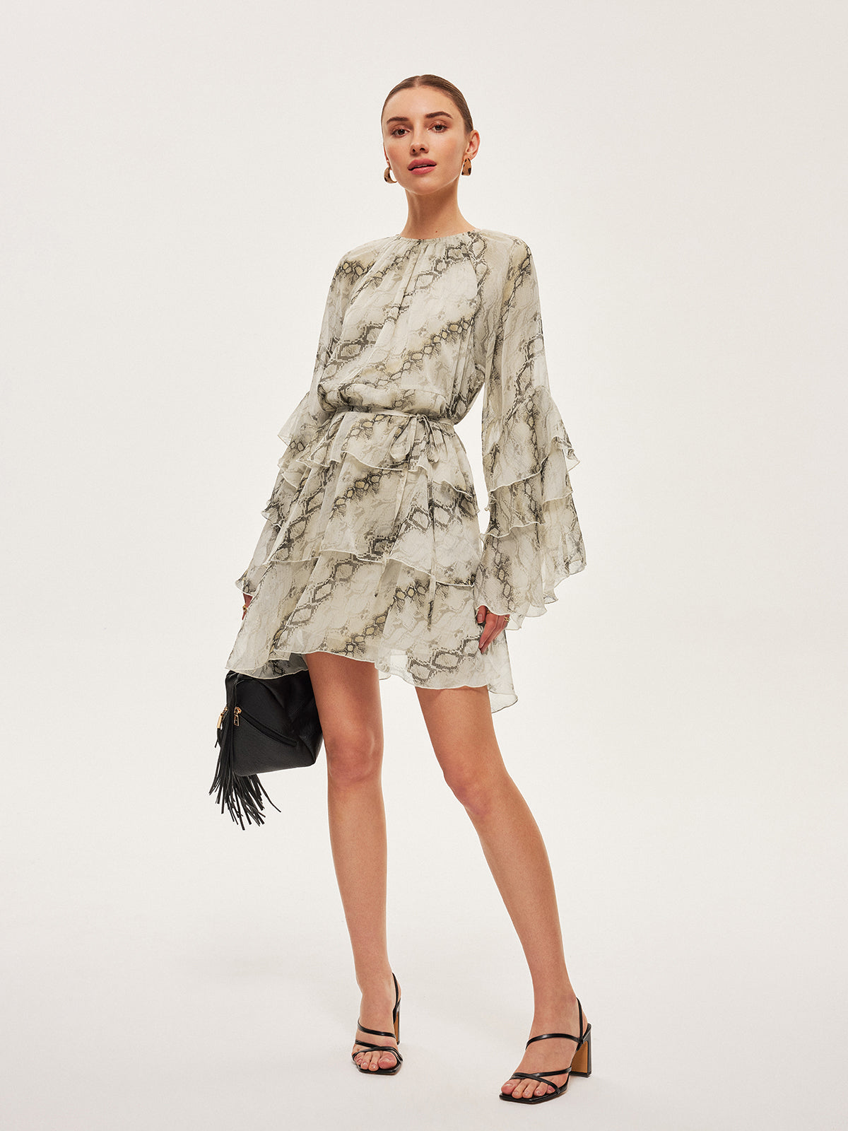 Bedrucktes Rüschenkleid mit Bindegürtel und transparenten Ärmeln