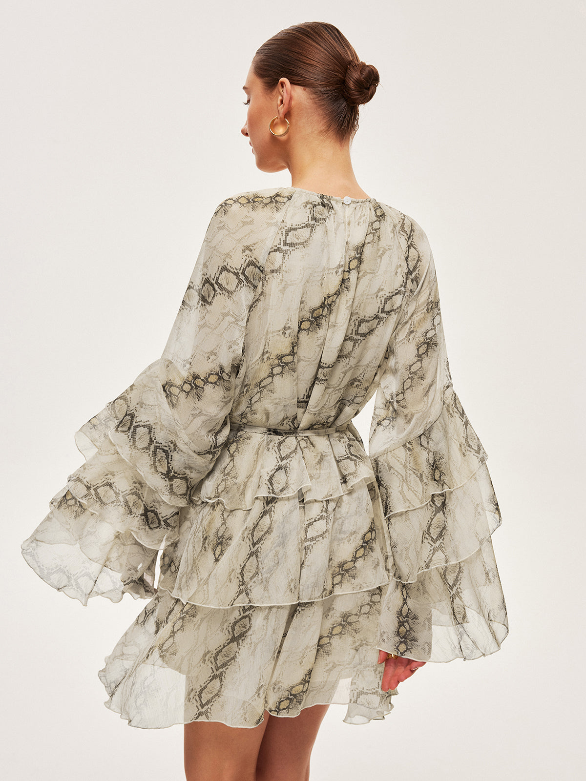 Bedrucktes Rüschenkleid mit Bindegürtel und transparenten Ärmeln