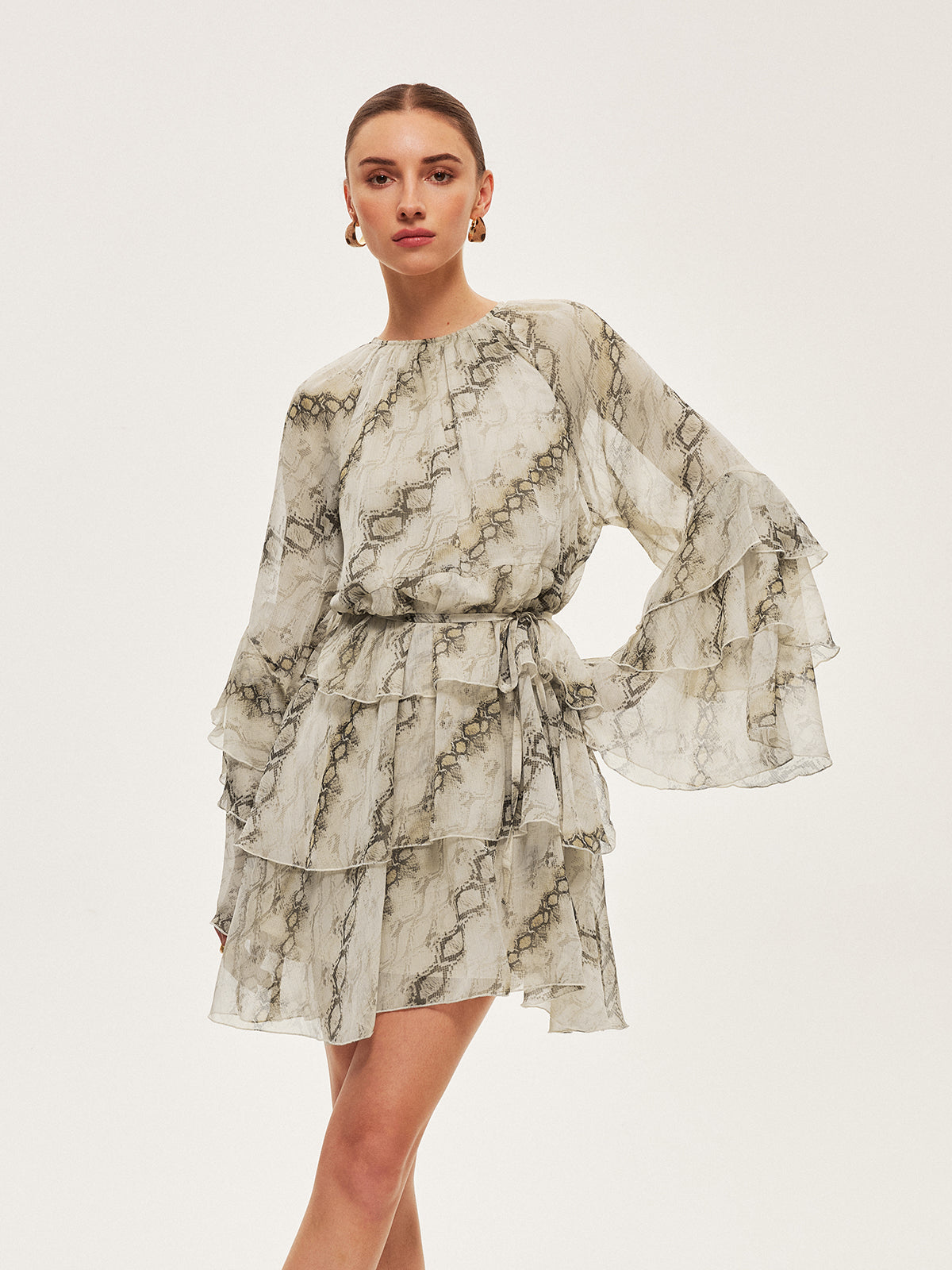 Bedrucktes Rüschenkleid mit Bindegürtel und transparenten Ärmeln
