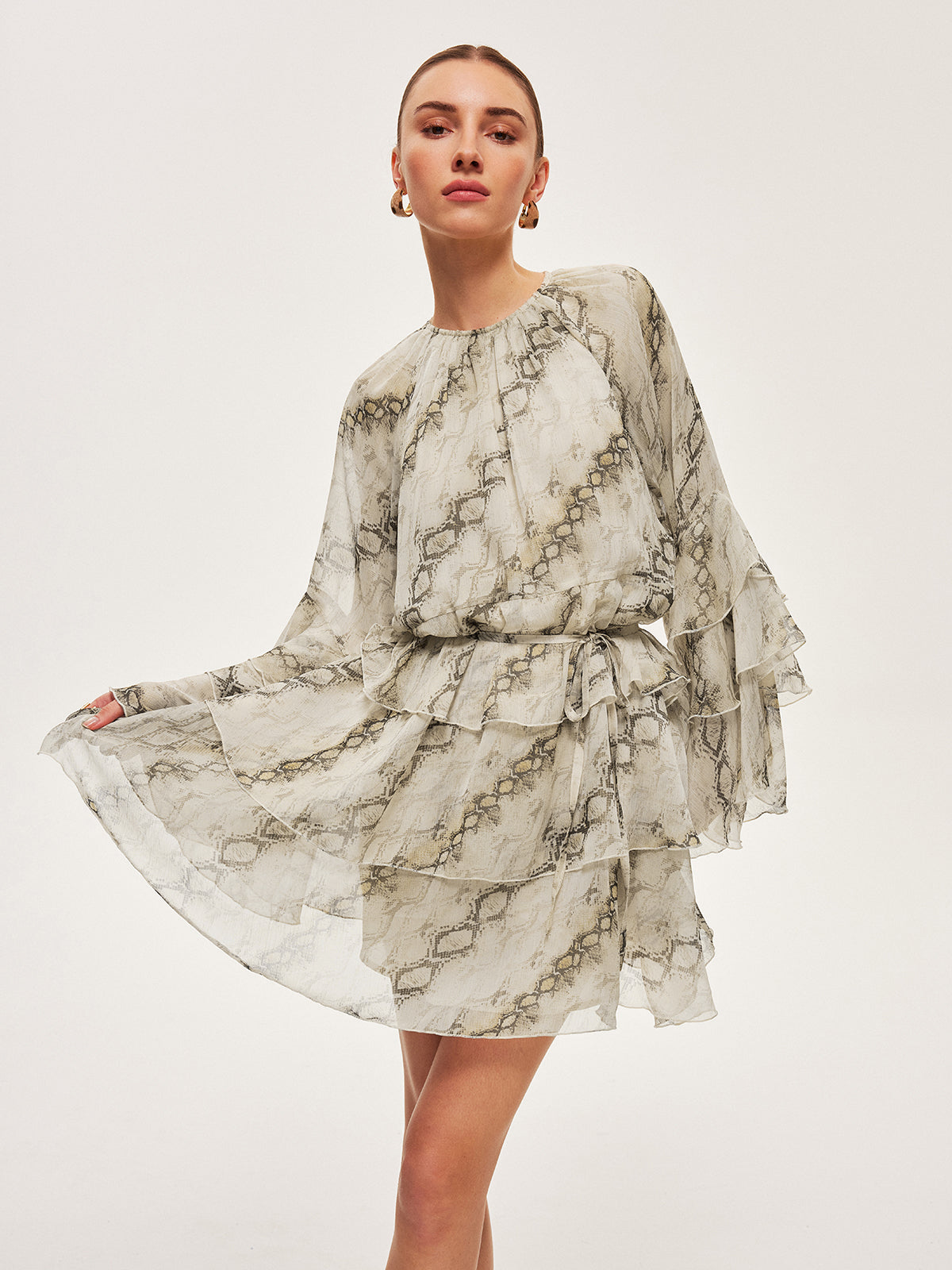Bedrucktes Rüschenkleid mit Bindegürtel und transparenten Ärmeln
