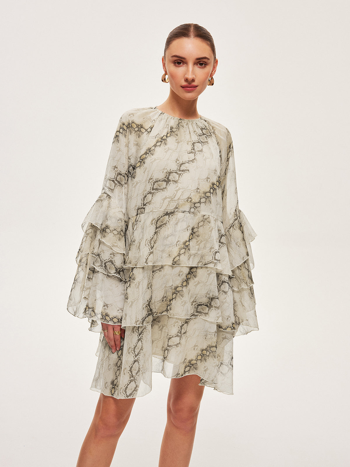 Bedrucktes Rüschenkleid mit Bindegürtel und transparenten Ärmeln