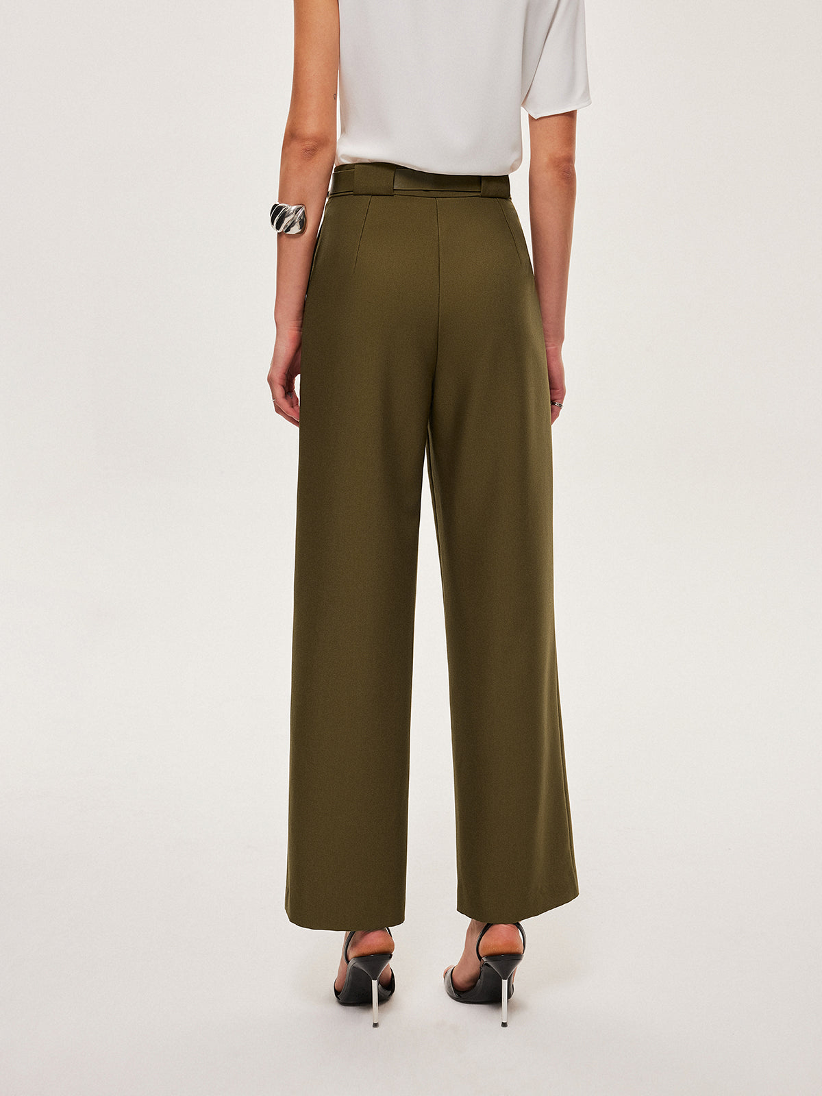 Gerade geschnittene Hose mit mittelhohem Bund und Gürtel