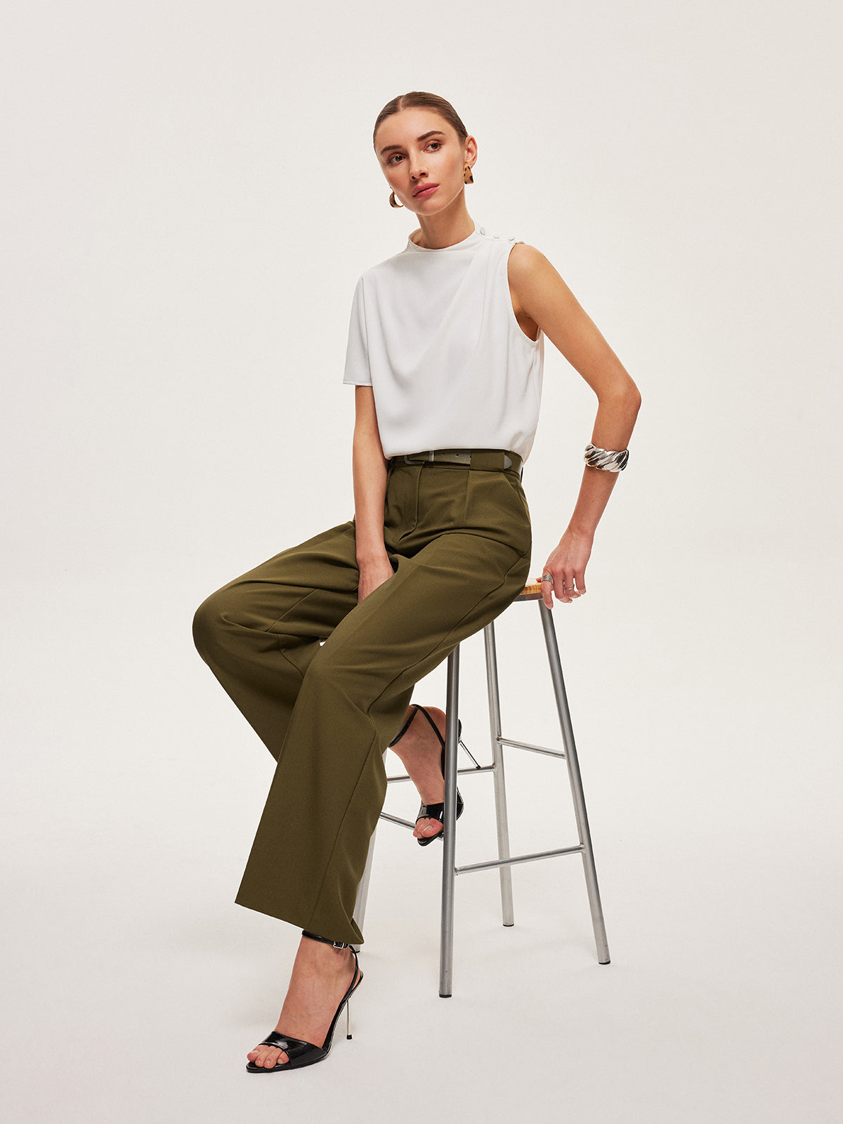 Gerade geschnittene Hose mit mittelhohem Bund und Gürtel