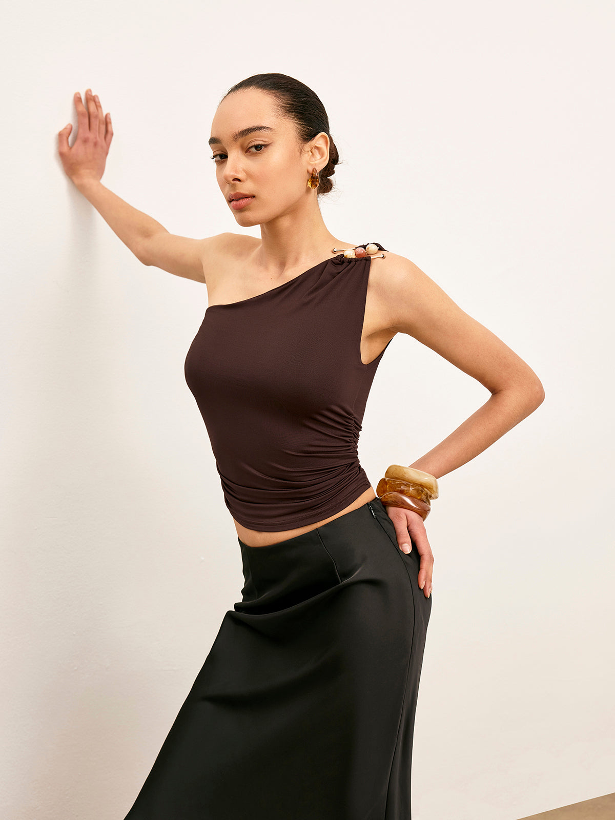 Haut asymétrique drapé avec détail métallique