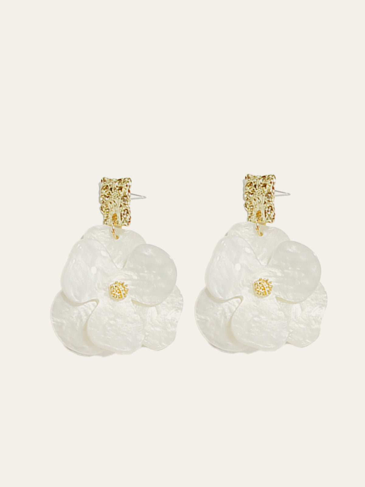 Goldene baumelnde Ohrringe mit Blumenmuster