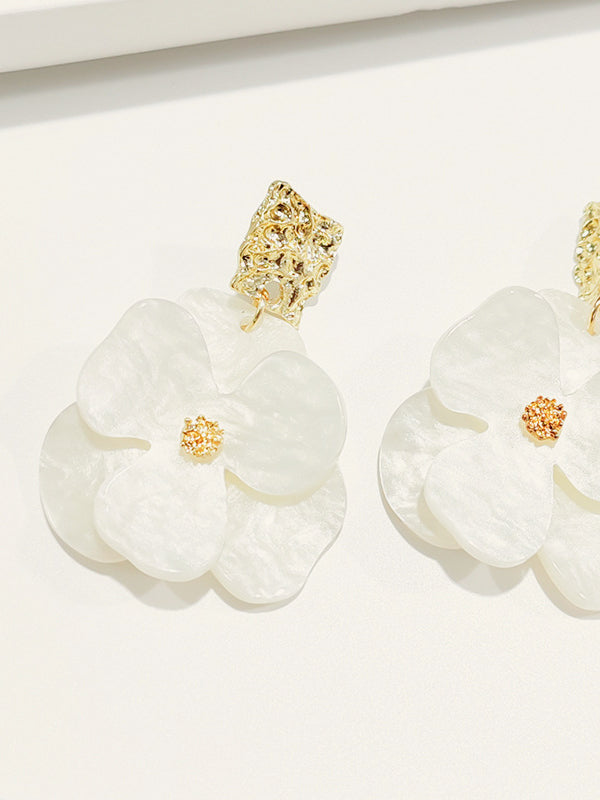 Goldene baumelnde Ohrringe mit Blumenmuster