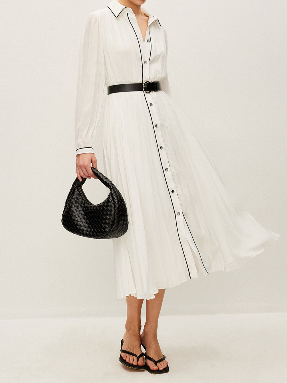 Robe plissée boutonnée avec ceinture