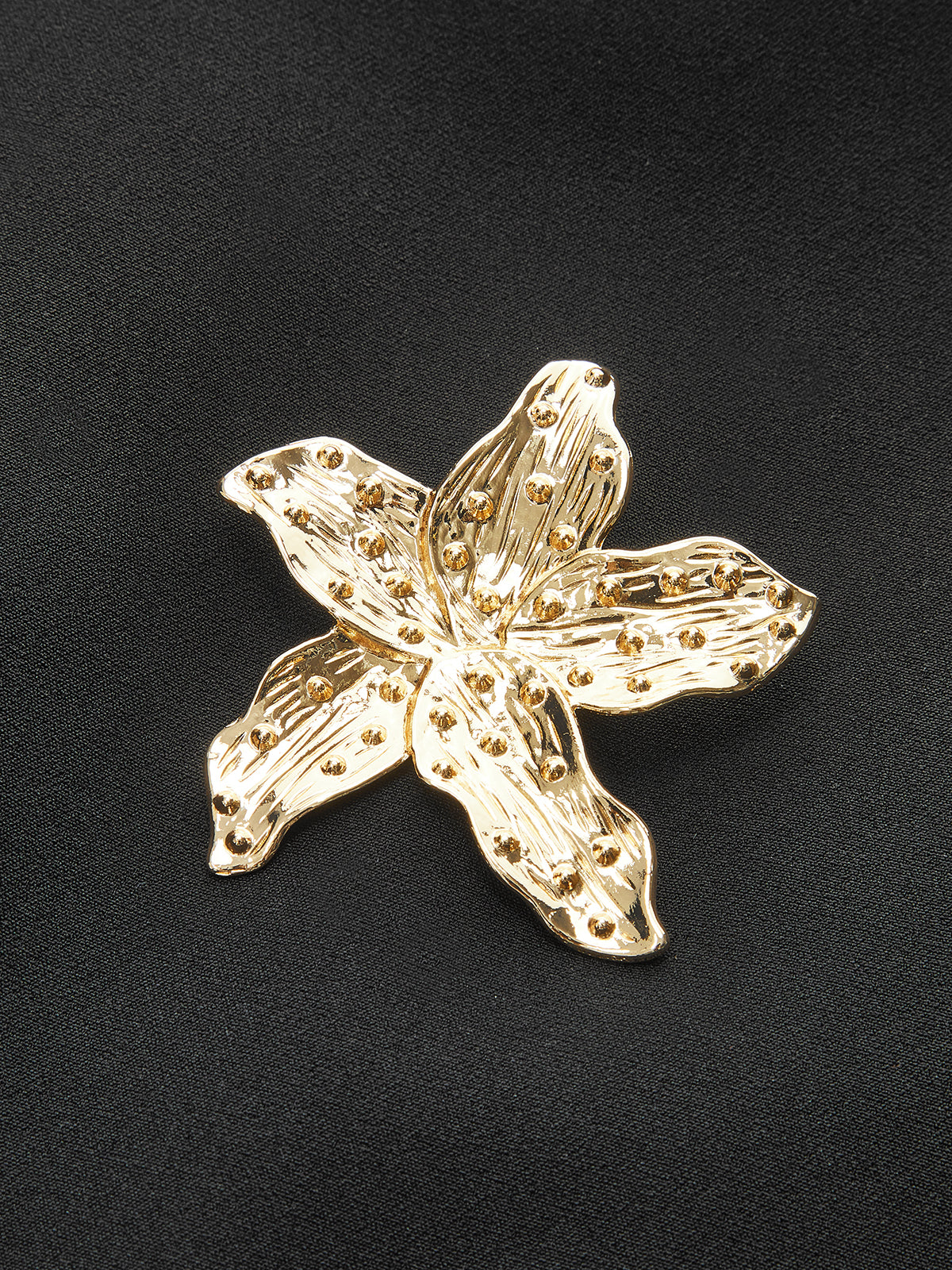 Robe courte à col montant et boutons métalliques