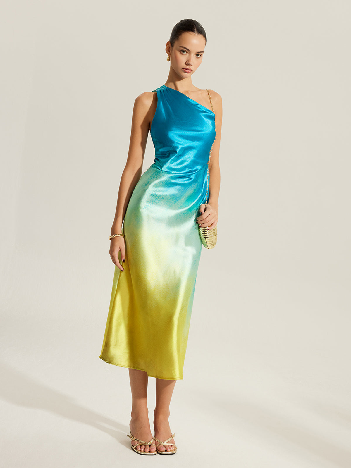 Robe asymétrique en satin dégradé avec torsade au dos