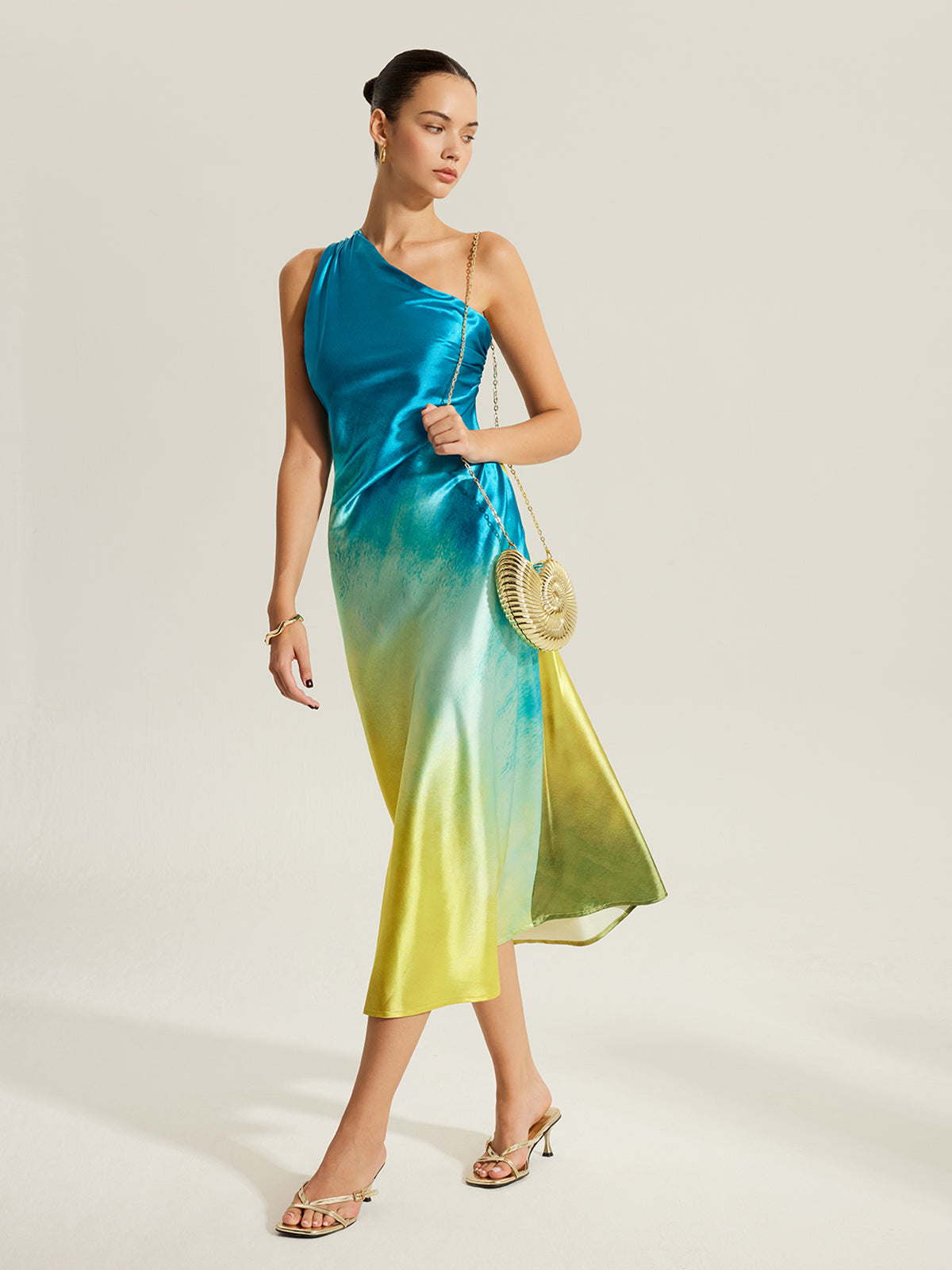 Robe asymétrique en satin dégradé avec torsade au dos