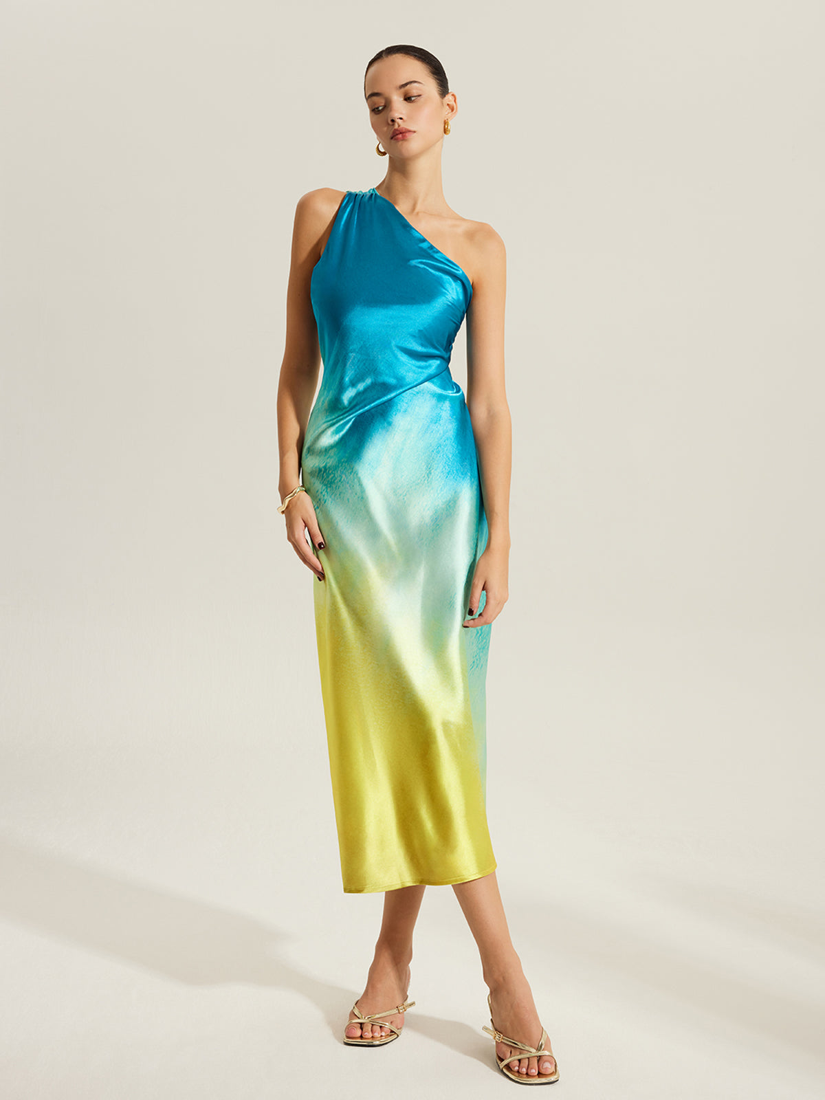Robe asymétrique en satin dégradé avec torsade au dos