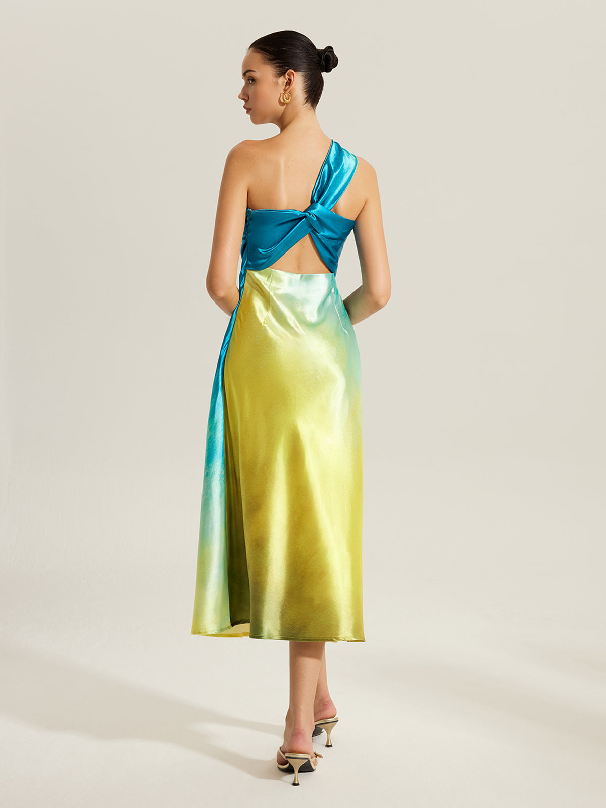 Robe asymétrique en satin dégradé avec torsade au dos