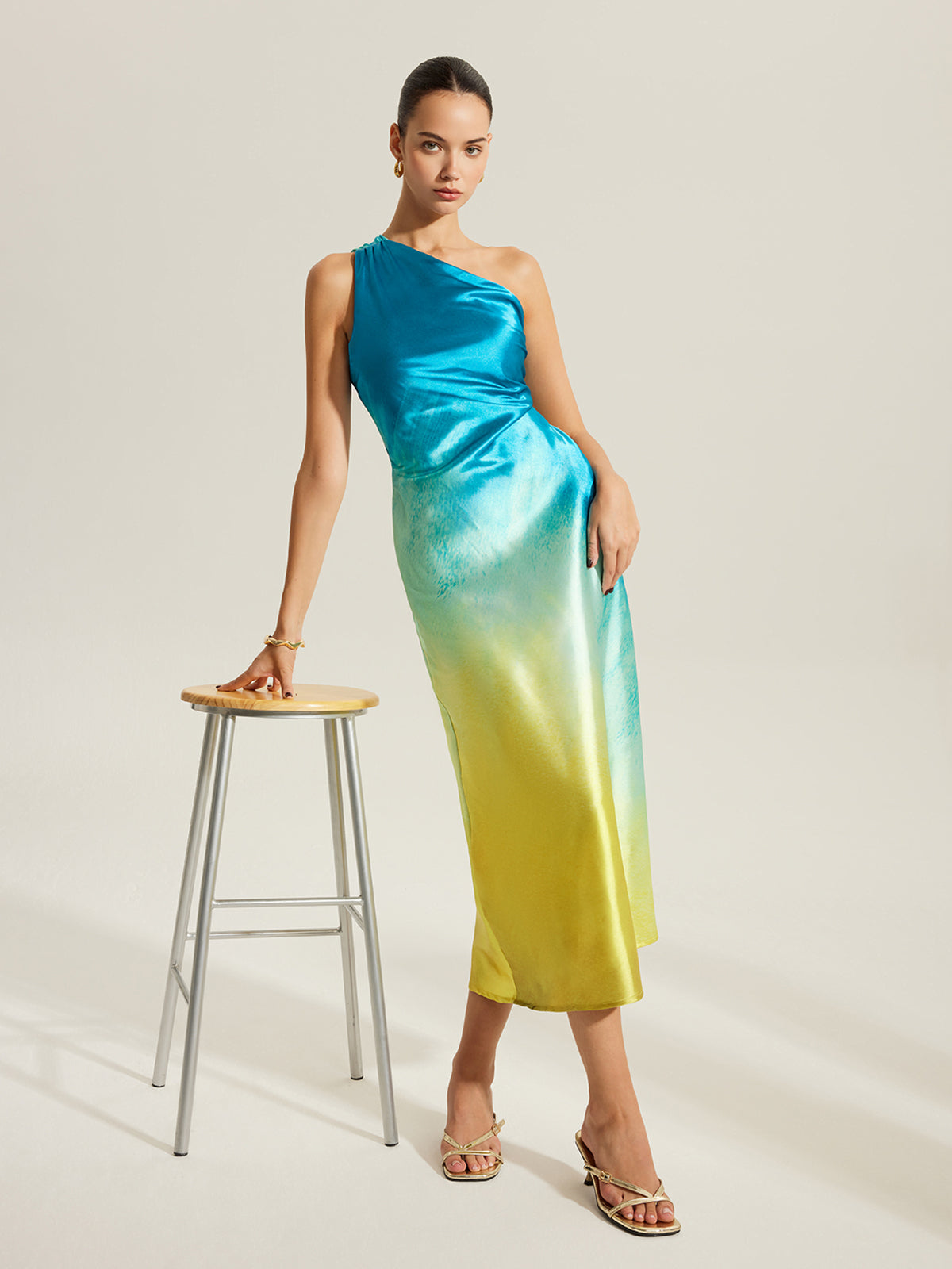 Kleid aus changierendem Satin mit One-Shoulder-Träger und gedrehtem Detail am Rücken