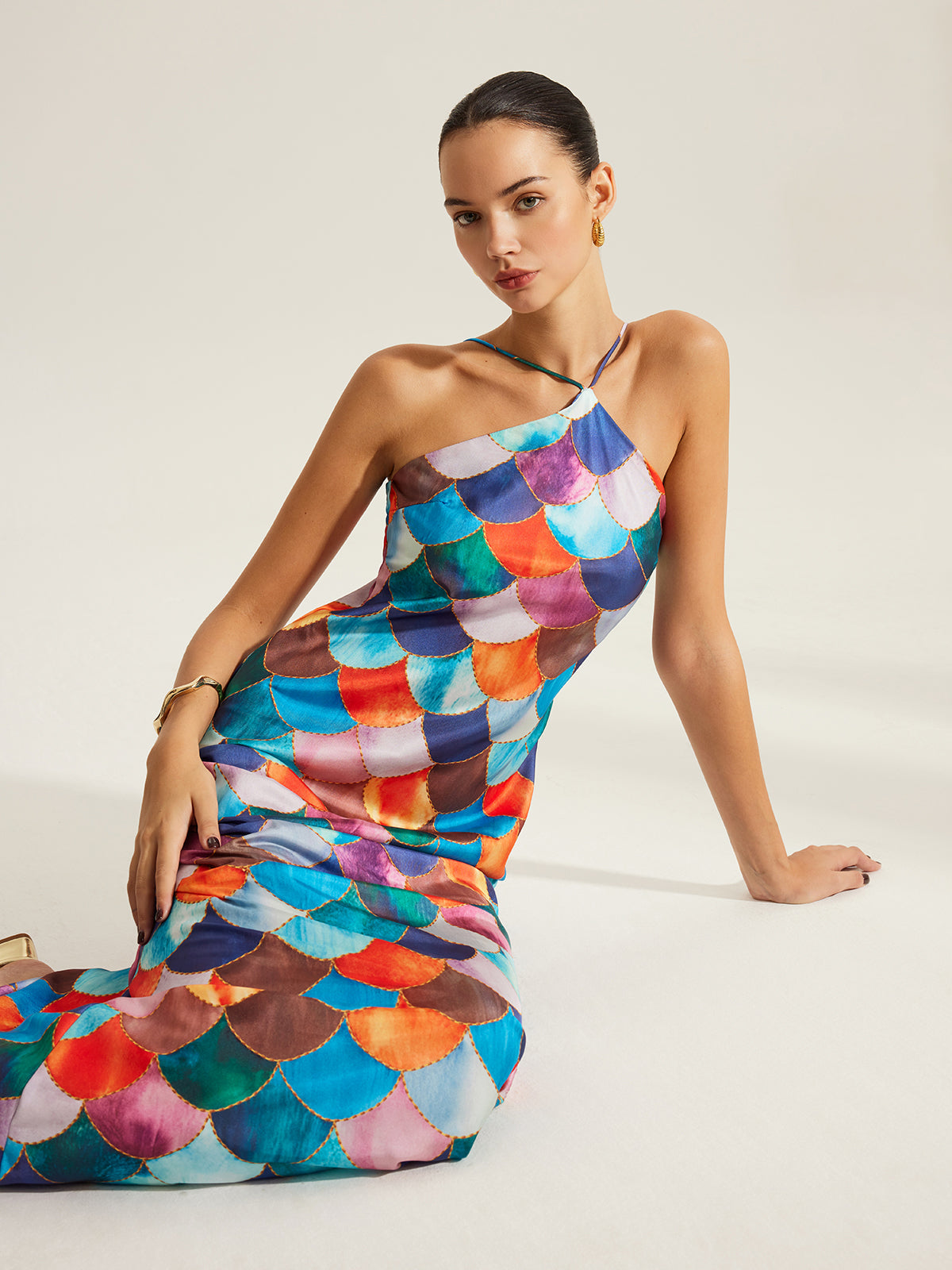 Robe dos nu à motifs d'écailles colorées