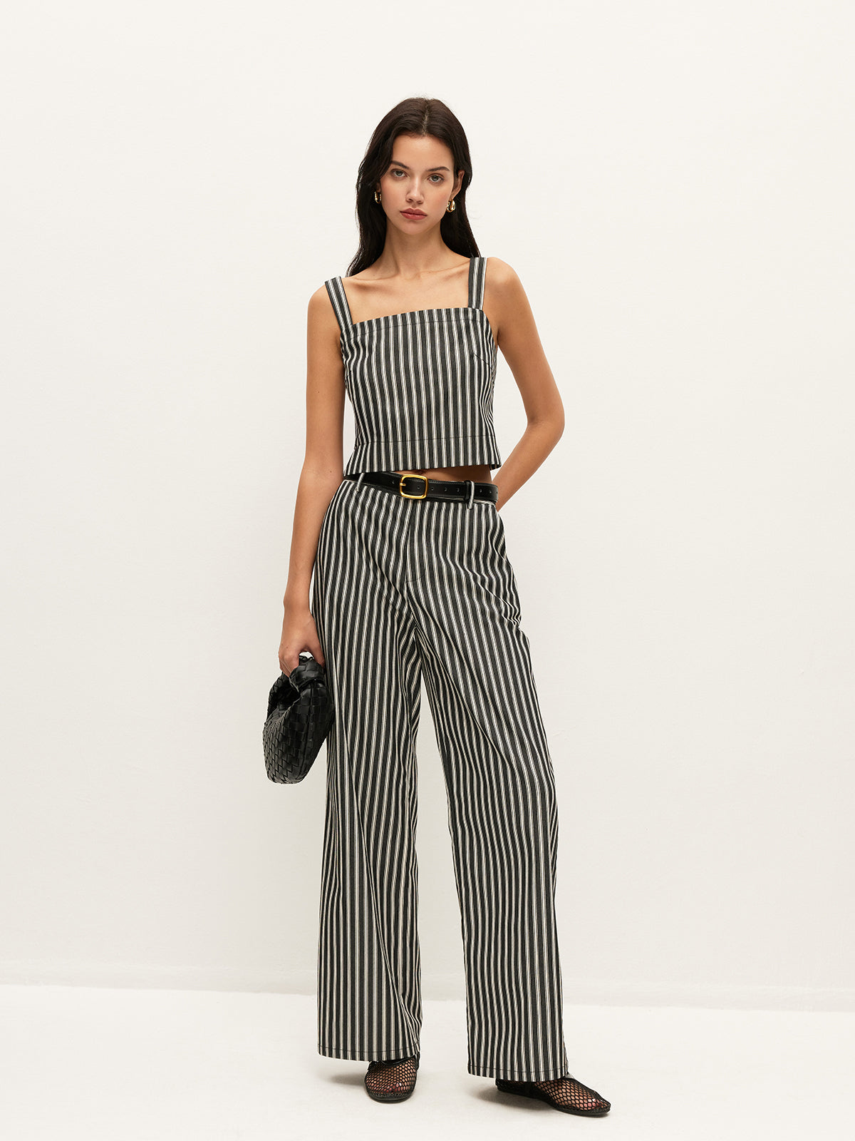 Gestreifte Hose mit mittelhohem Bund und Taschen ohne Gürtel