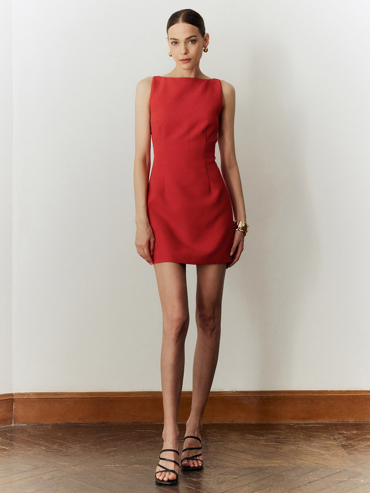 Robe unie sans manches à découpes