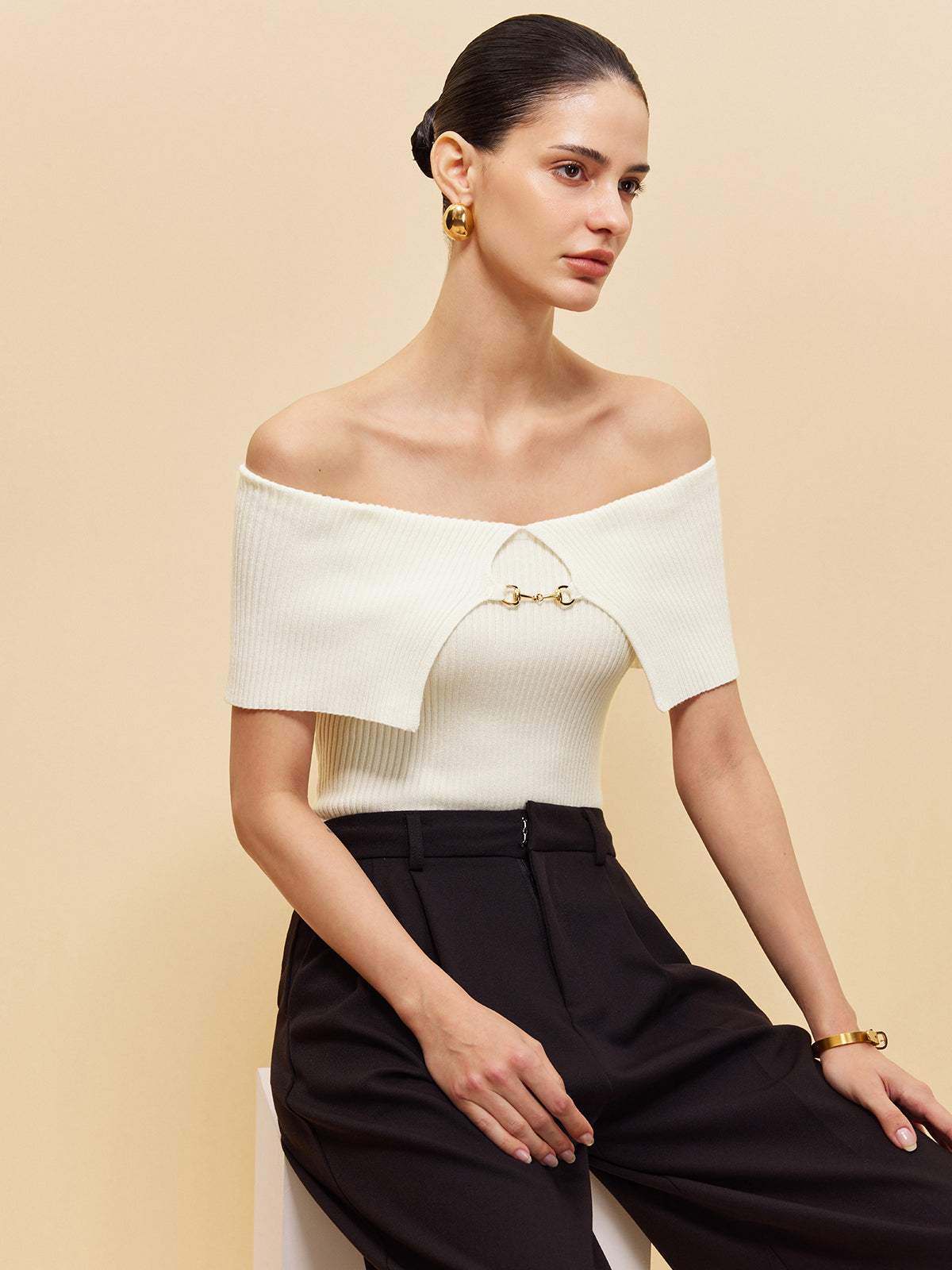 Off-Shoulder Rippstrick-Top mit Kettendetail