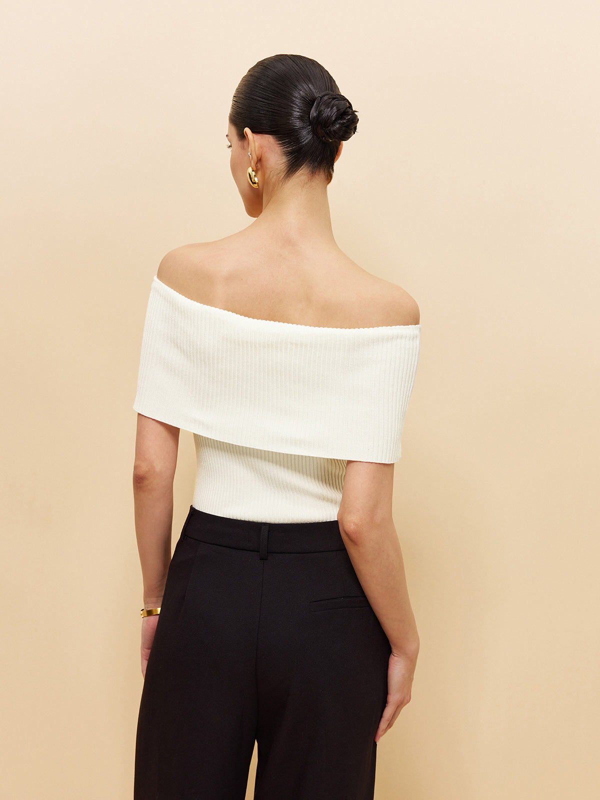 Off-Shoulder Rippstrick-Top mit Kettendetail