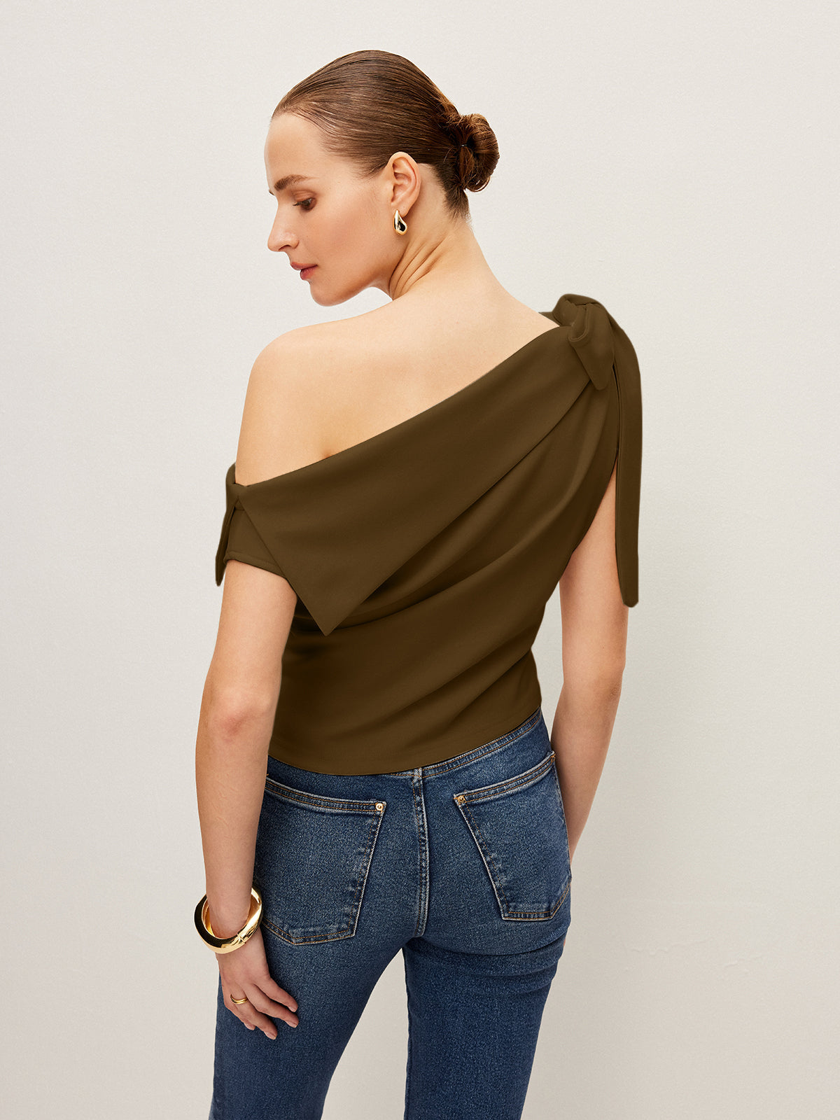 Haut asymétrique avec nœud décoratif