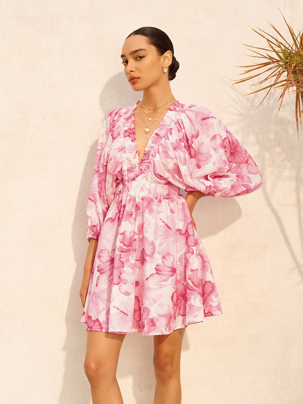 Geblümtes Kleid mit Puffärmeln, Raffung und V-Ausschnitt