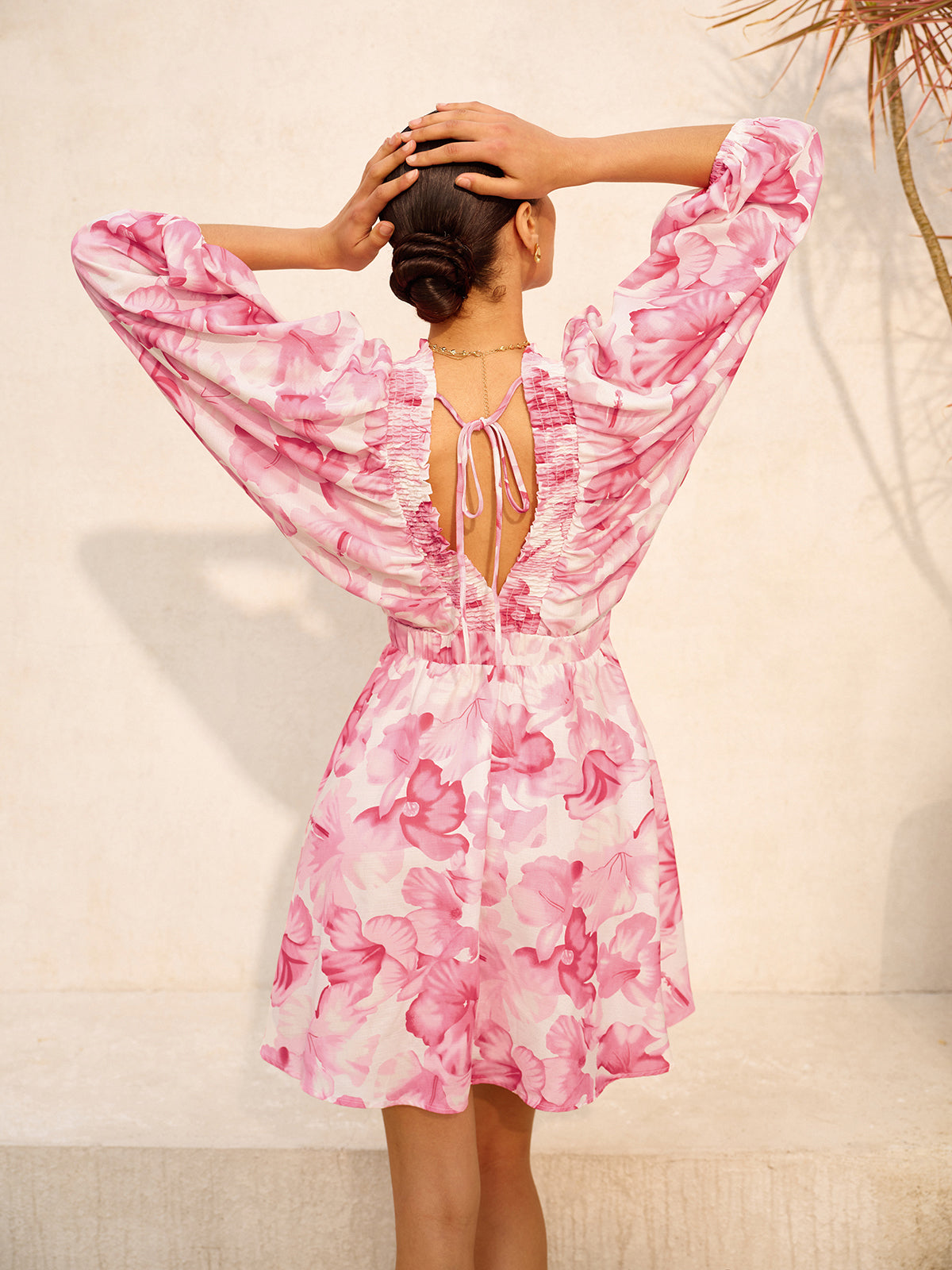 Kleid mit Blumenmuster, Puffärmeln und gerafftem V-Ausschnitt