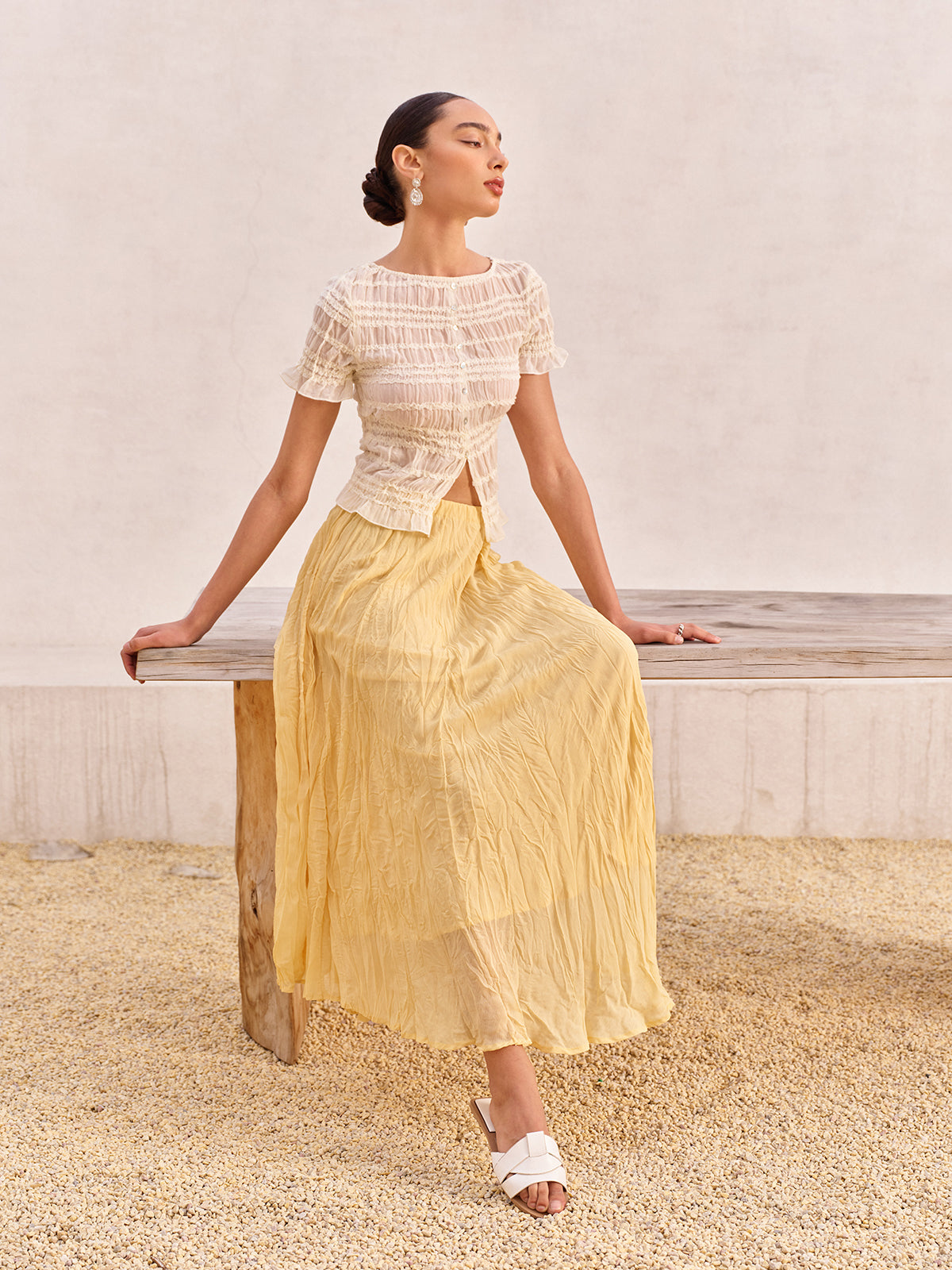 Hochtaillierter, asymmetrischer Rock mit geknittertem Saum