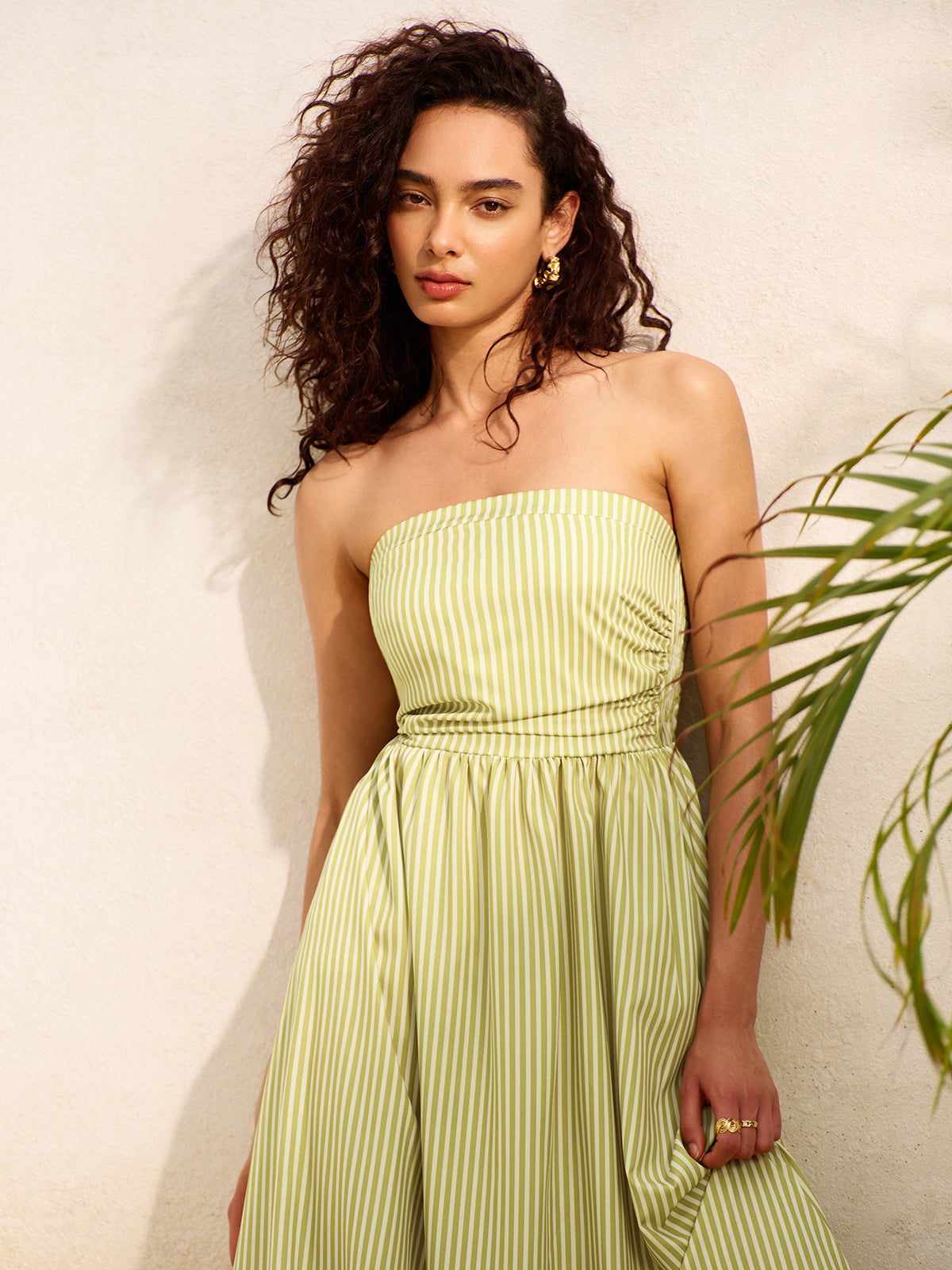 Gestreiftes, trägerloses Kleid mit Taschen