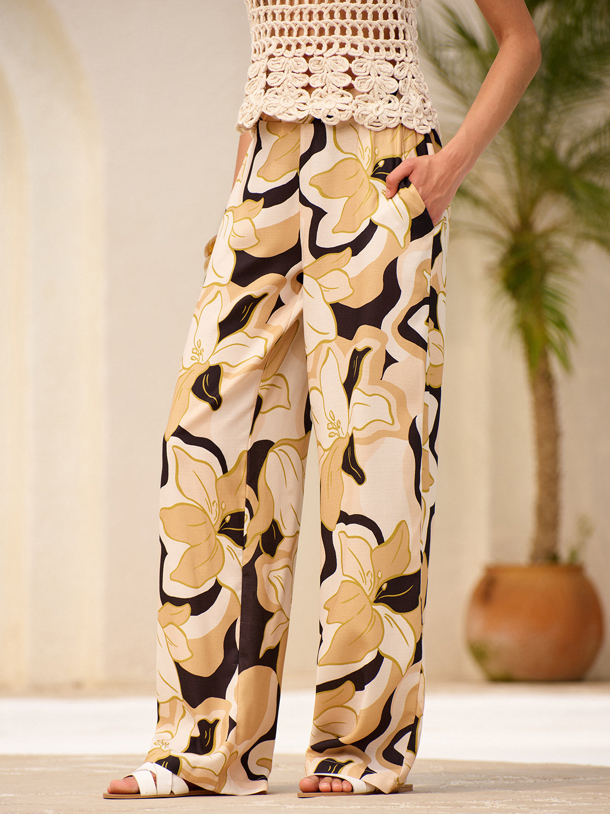 Hose mit Blumenmuster, Taschen und mittlerer Bundhöhe