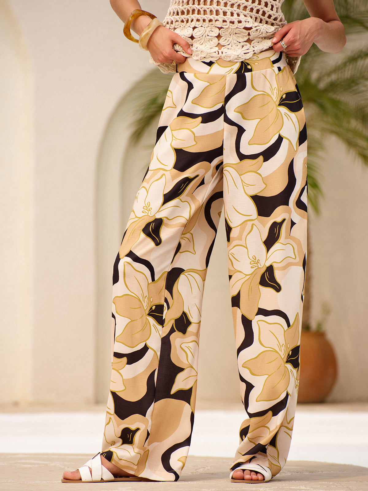 Hose mit Blumenmuster, Taschen und mittlerer Bundhöhe