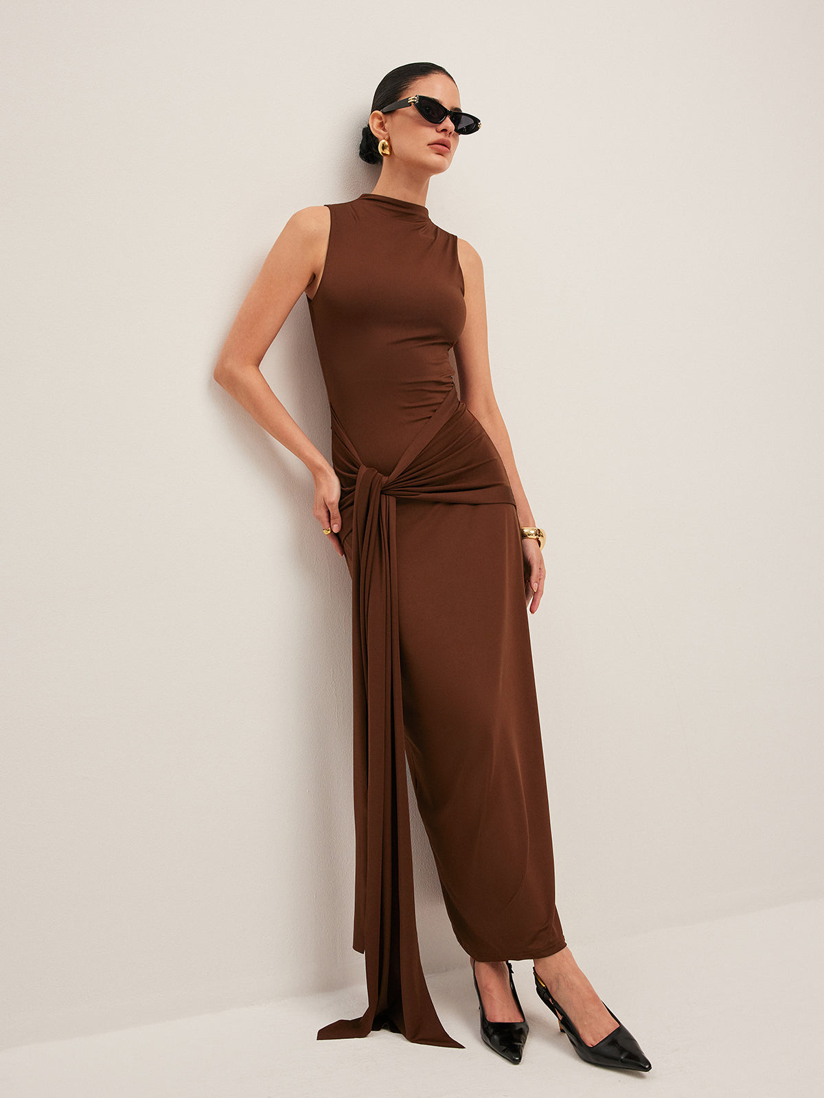 Ärmelloses Kleid mit gedrehtem Knoten