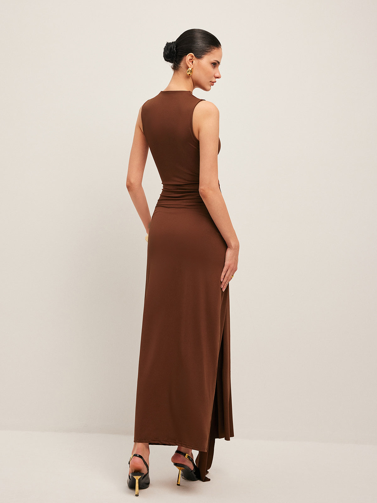 Ärmelloses Kleid mit gedrehtem Knoten